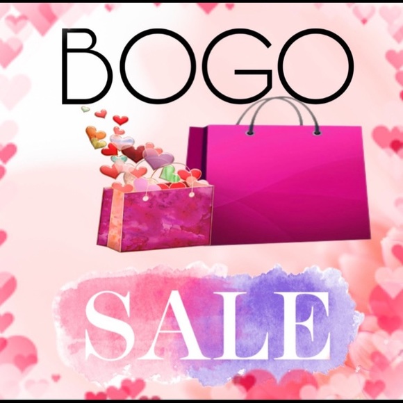 💎Rose Gold Simulated Ruby Ring With Cubic Zirconia Halo - Picture 5 of 6